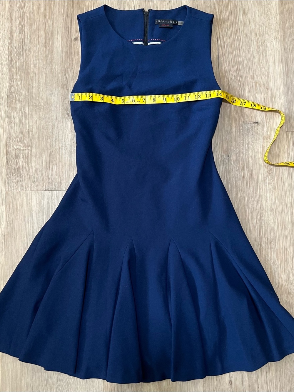 Alice + Olivia “Employed” shift sleeveless dress in dark blue size 6 - Picture 5 of 7